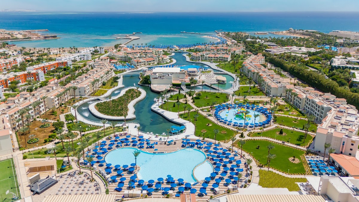 Бассейны и лагуна Pickalbatros Dana Beach Resort в Хургаде