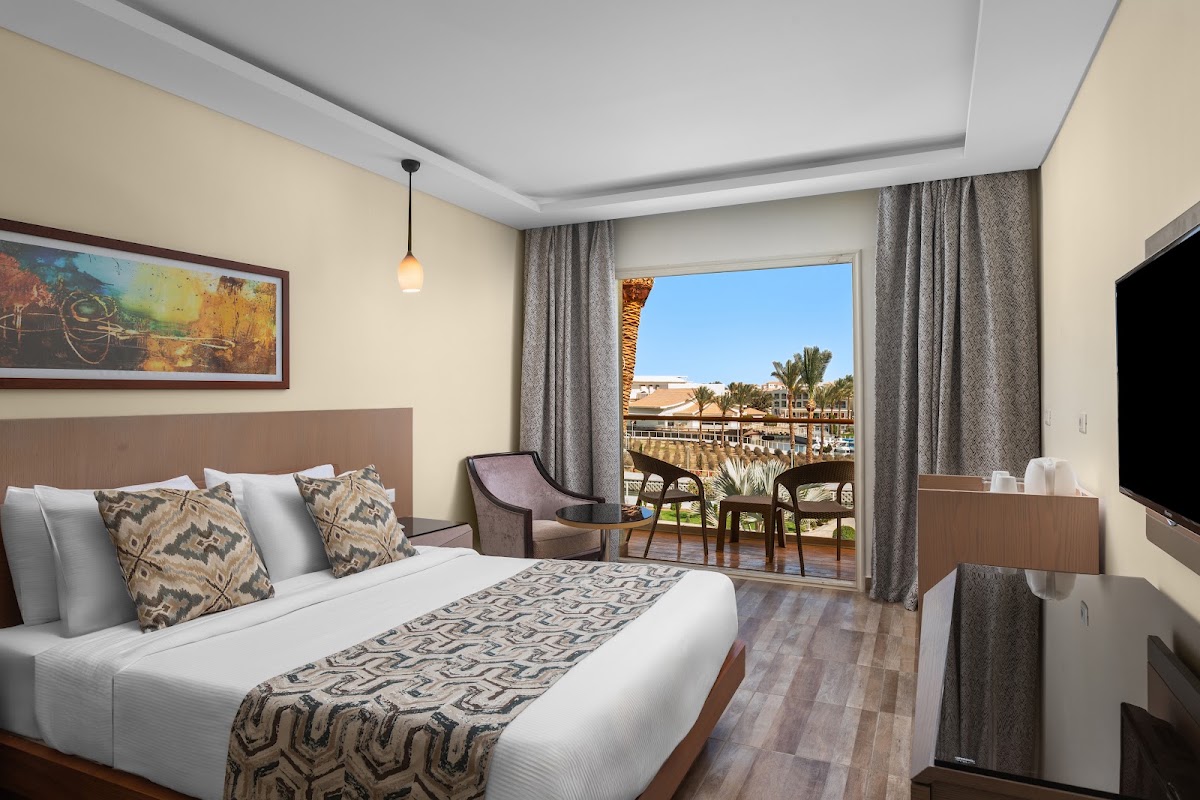 Pickalbatros Dana Beach Resort: спальня семейного номера с балконом