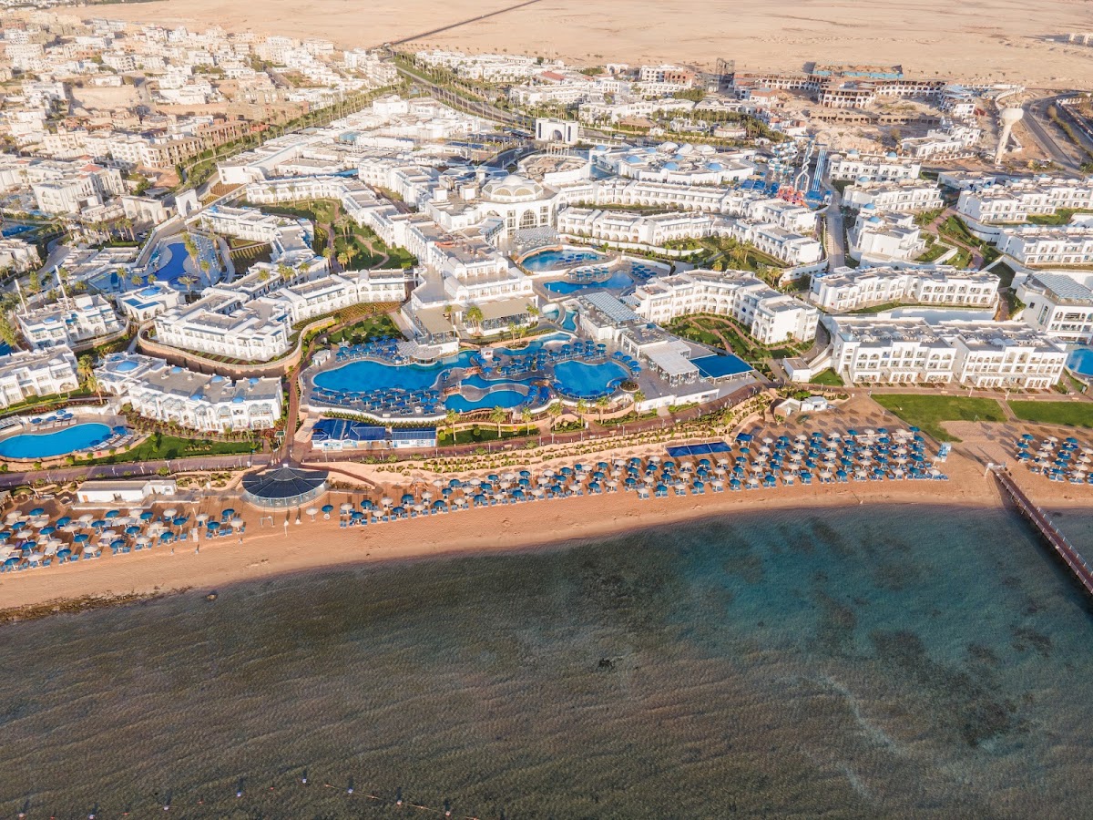 Pickalbatros Palace Resort Sharm El Sheikh: пляж, бассейны и корпуса