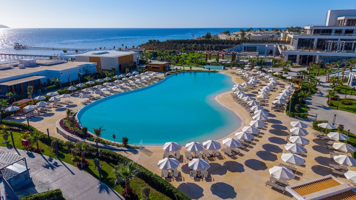 Rixos Radamis Sharm El Sheikh: открытый бассейн и террасы для отдыха