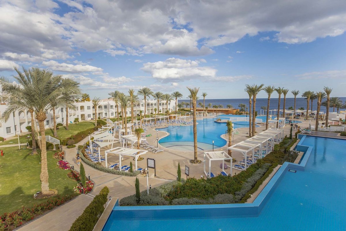 SUNRISE Diamond Beach Resort: бассейны и территория отеля у моря