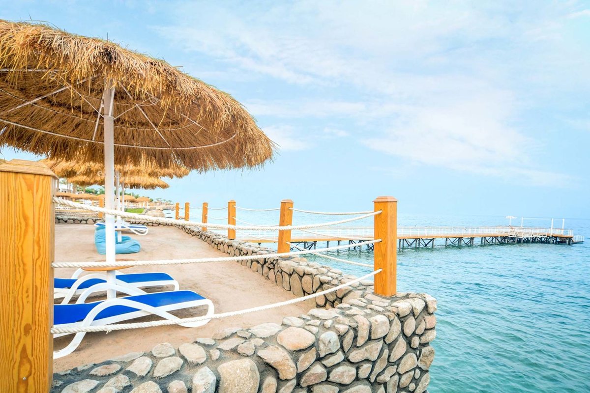 SUNRISE Diamond Beach Resort: пляж и понтон у кораллового рифа
