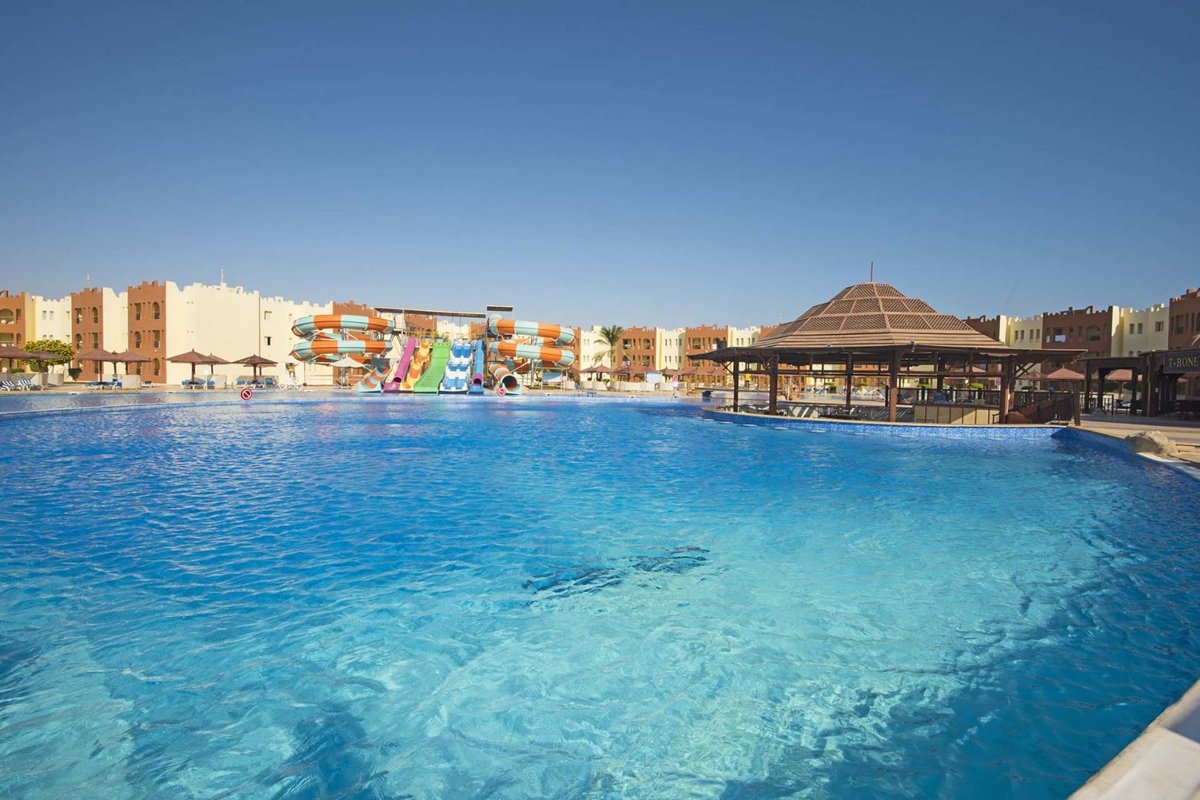 Бассейн и водные горки SUNRISE Royal Makadi Resort