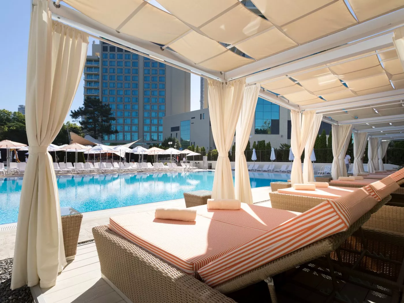 Открытый бассейн Bliss Pool & Bar у отеля Pullman Sochi Centre