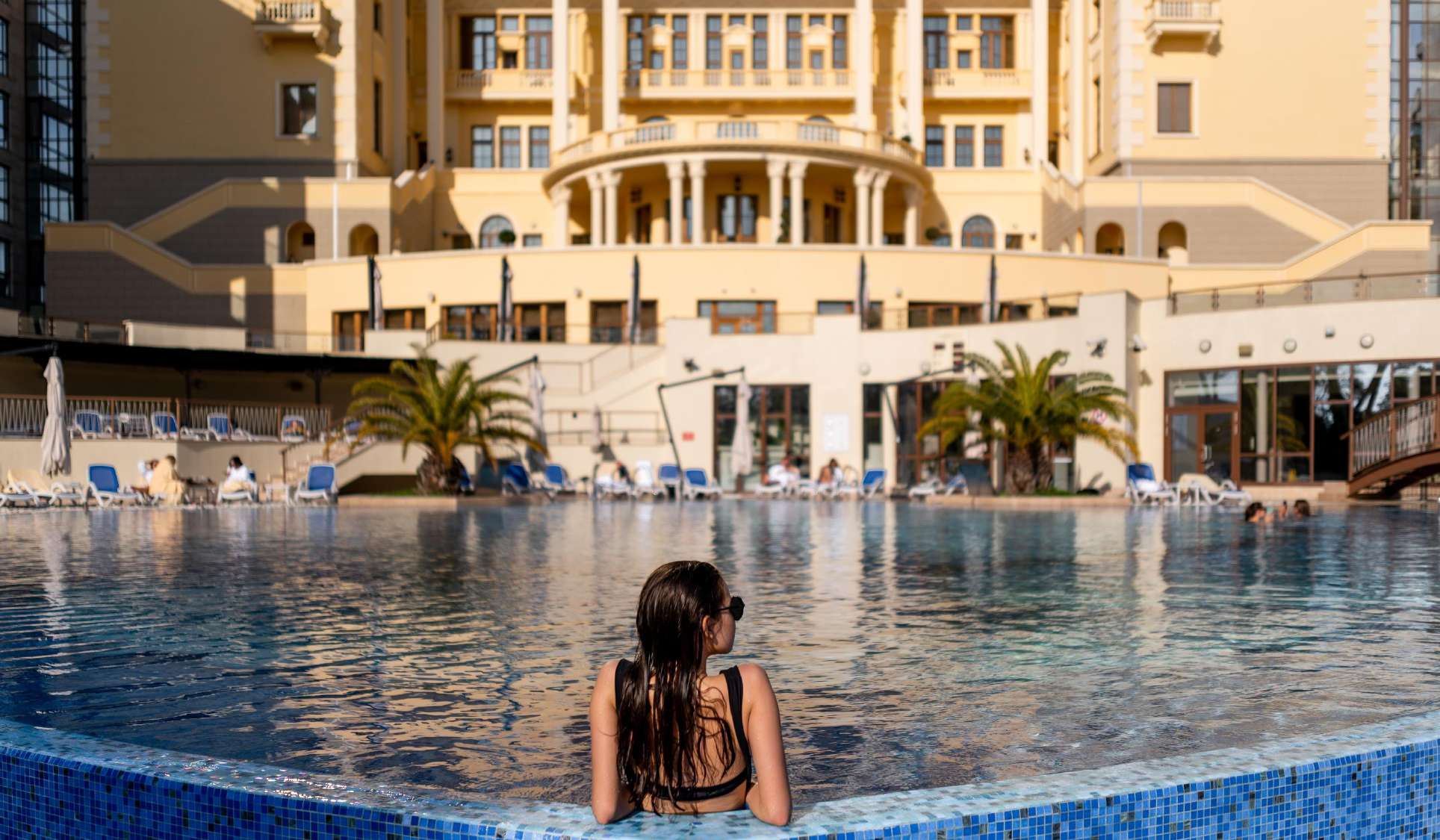 Открытый бассейн Swissotel Resort Sochi Kamelia перед главным корпусом