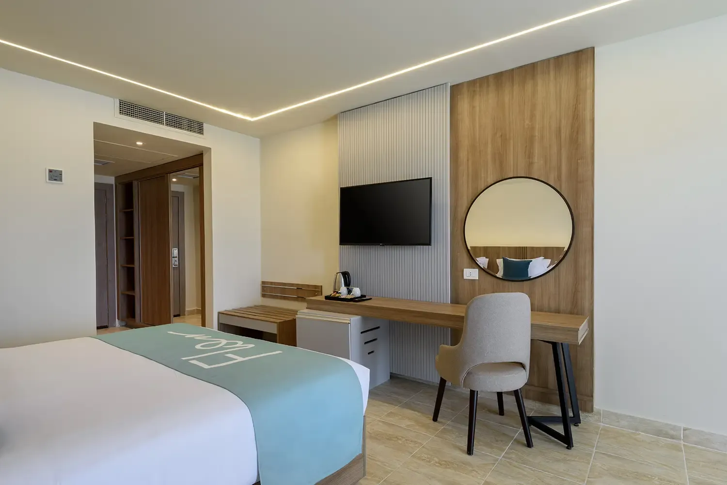 Номер с деревянными деталями в Flow Spectrum Resort Sahl Hasheesh