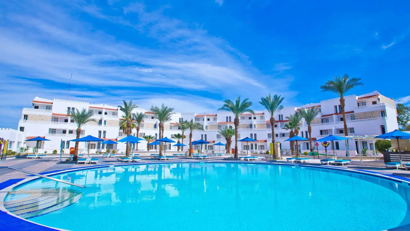 Бассейн и территория Albatros Sharm Resort