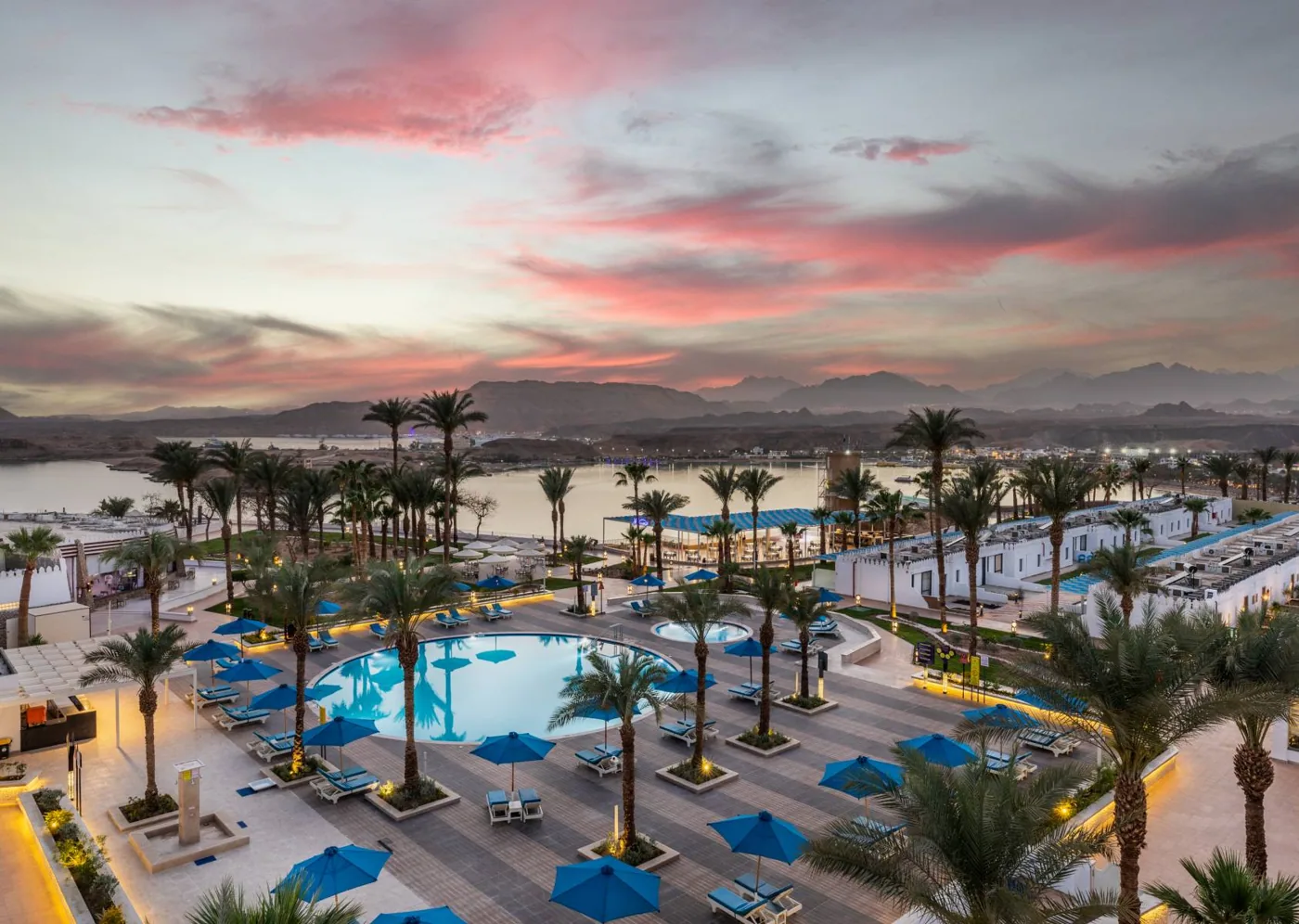 Территория Albatros Sharm Resort вечером