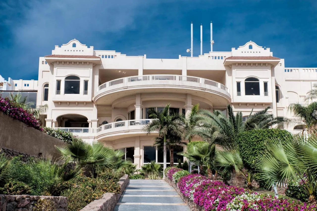 Территория Continental Plaza Beach Resort