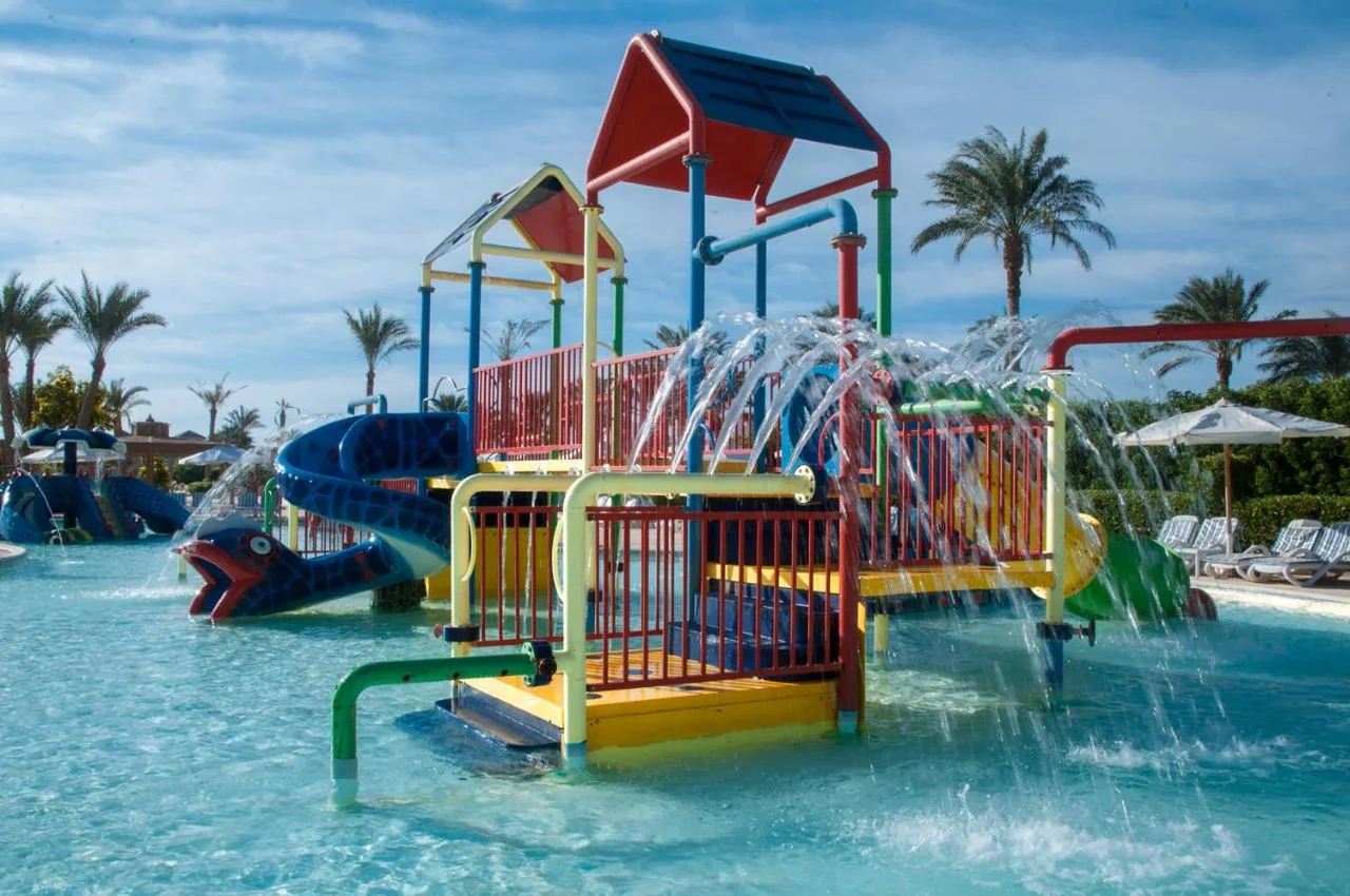 Водная зона Continental Plaza Beach Resort