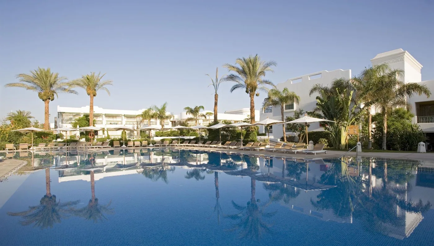 Корпуса и бассейн Novotel Beach