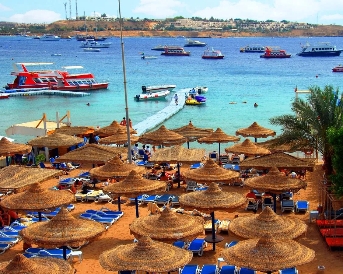 Пляж в Naama Bay Hotel & Resort