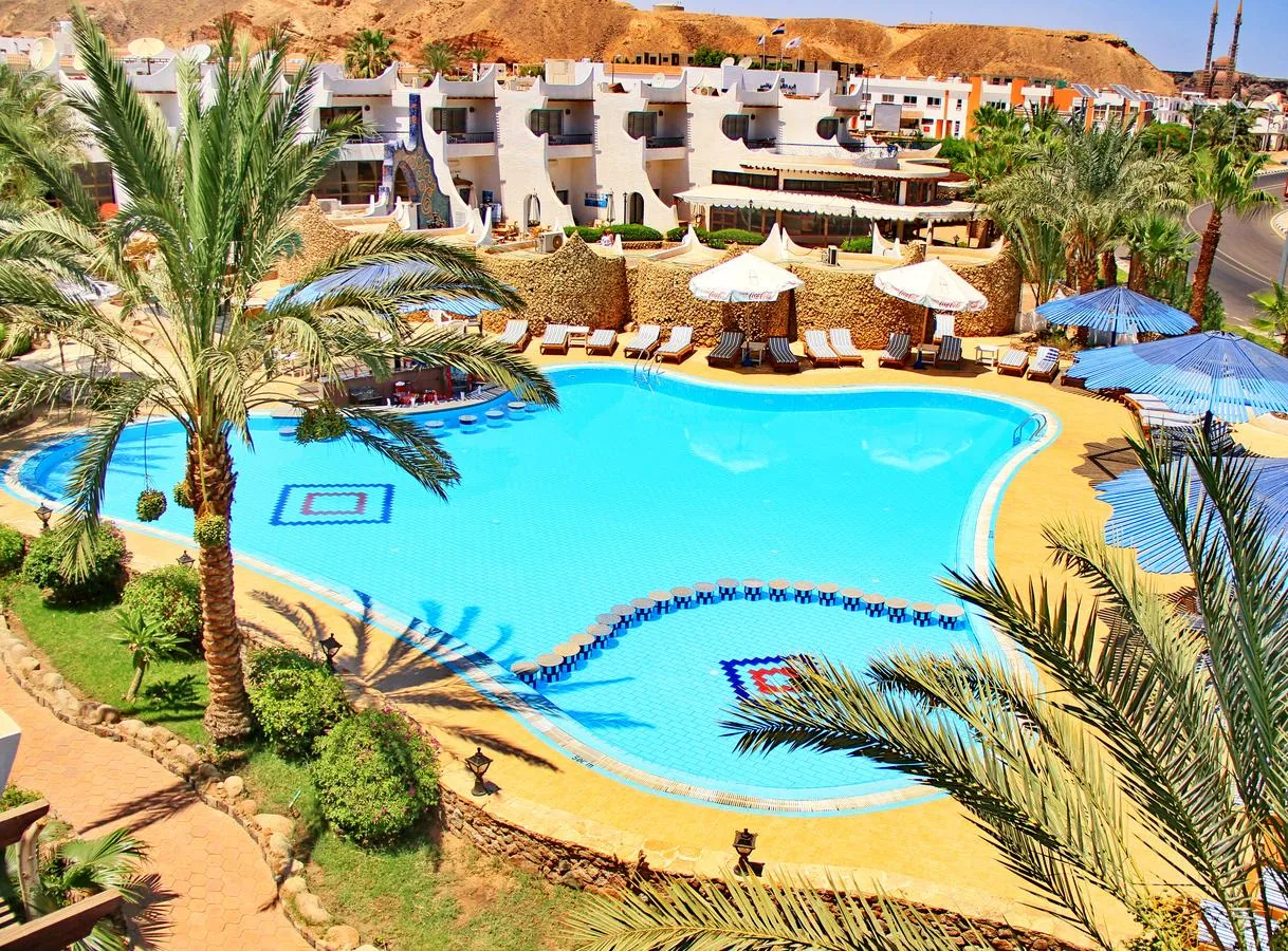 Территория и бассейн Turquoise Beach Hotel