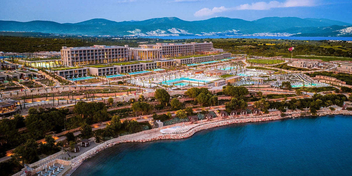 Корпус и бассейны Akra Didim у Эгейского моря