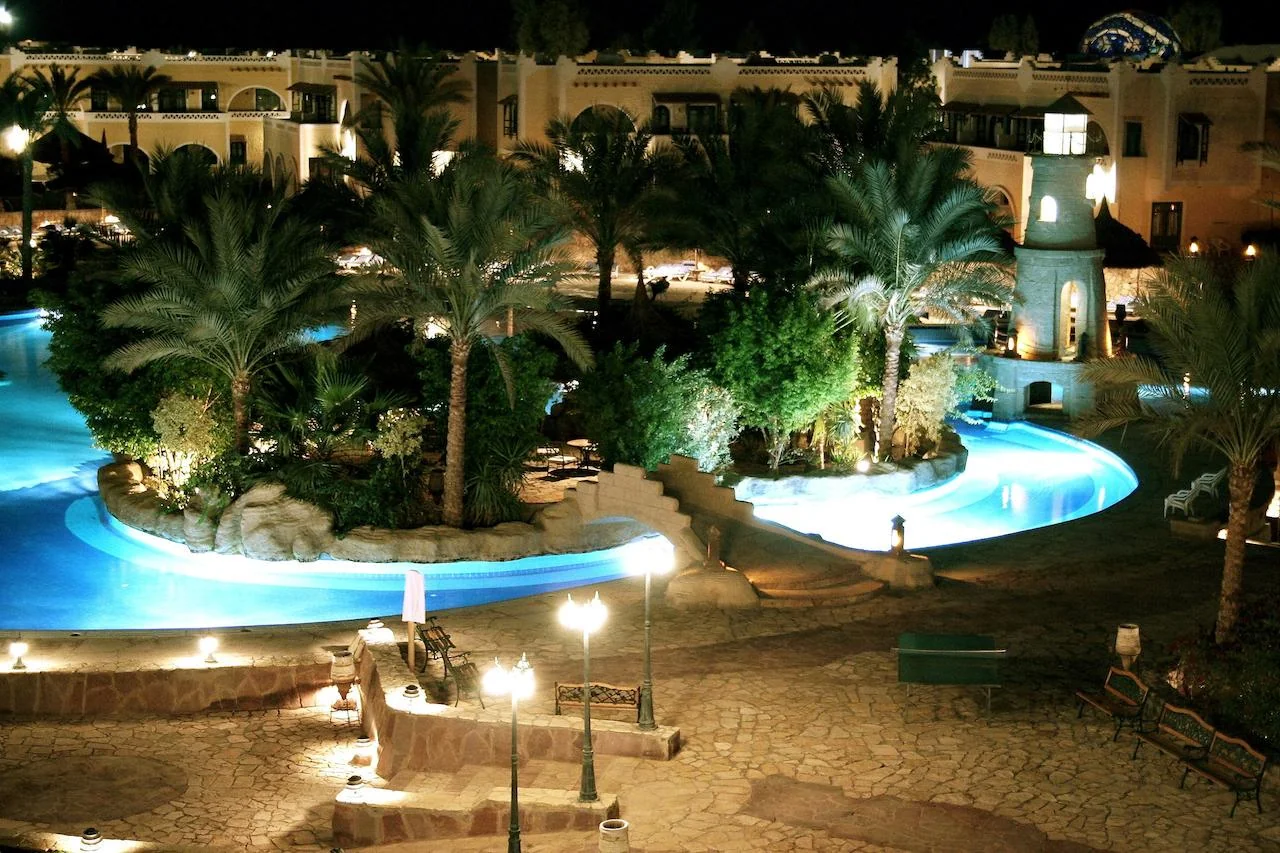 Вечерняя территория Faraana Reef Resort
