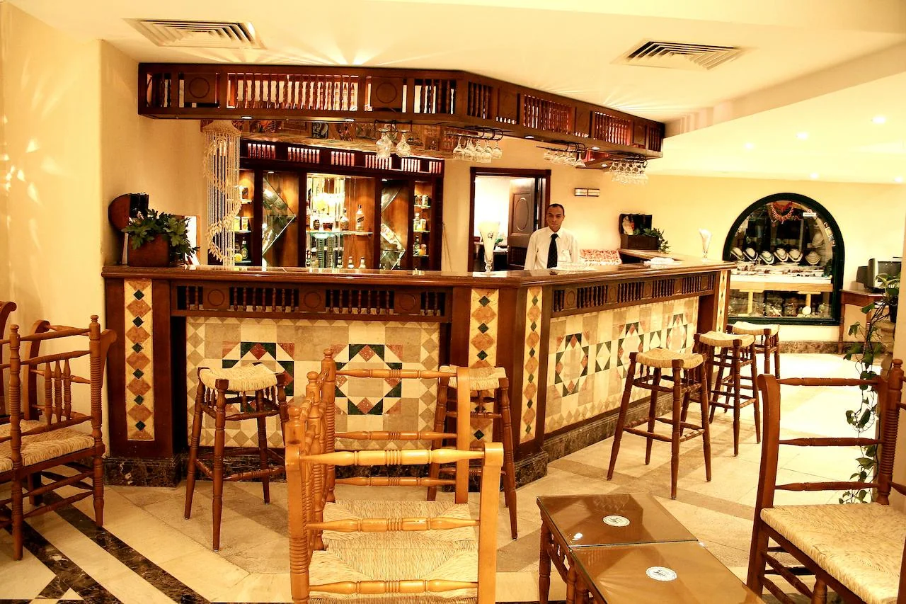 Интерьер бара Faraana Reef Resort