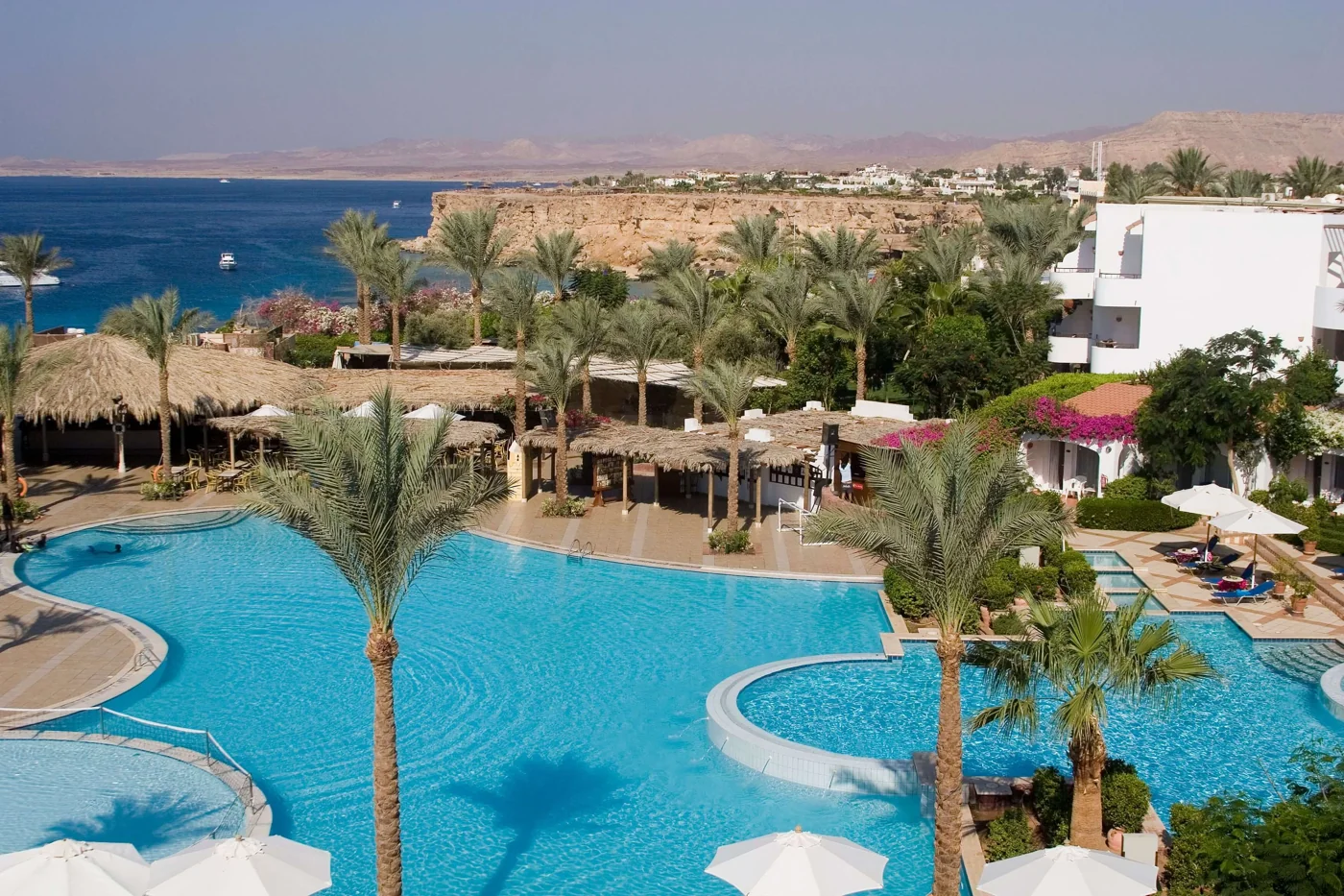 Бассейн и побережье JAZ Fanara Resort