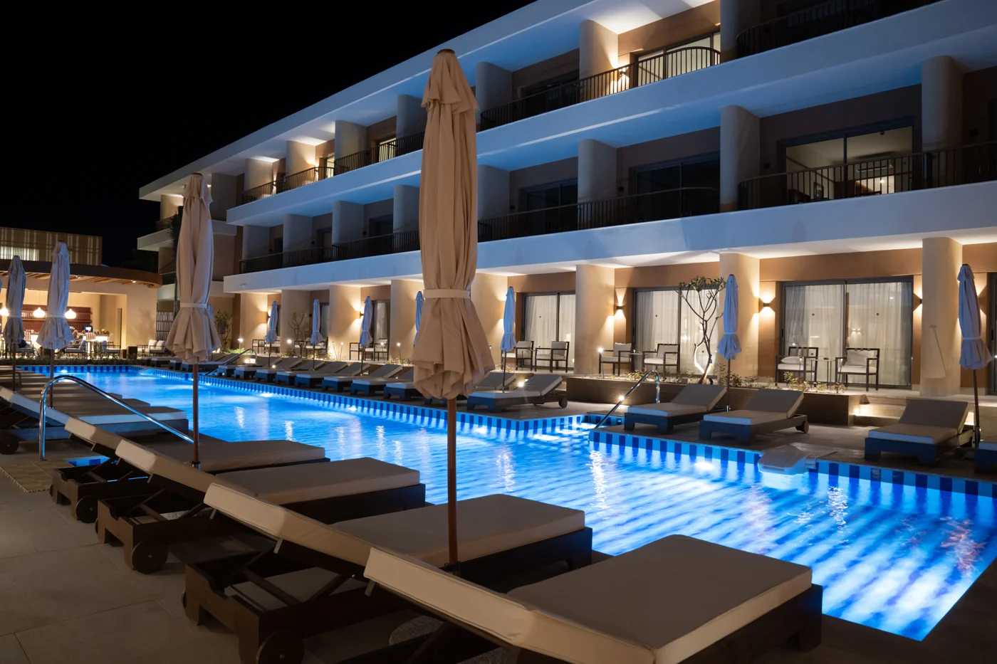 Вечернее освещение бассейна JAZ Viva Villagio
