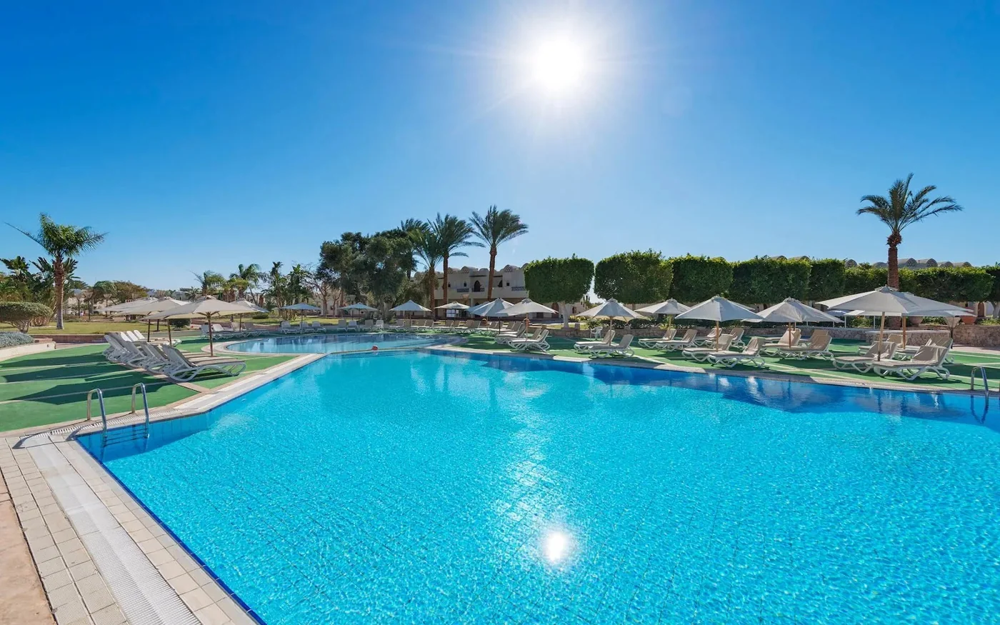 Открытый бассейн Reef Oasis Beach Resort