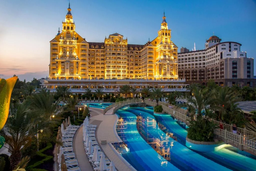 Вечерний вид Royal Holiday Palace