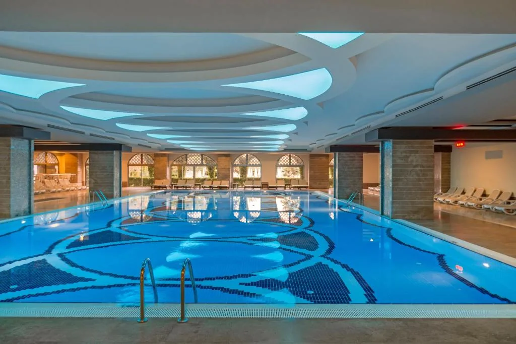 Крытый бассейн Royal Holiday Palace