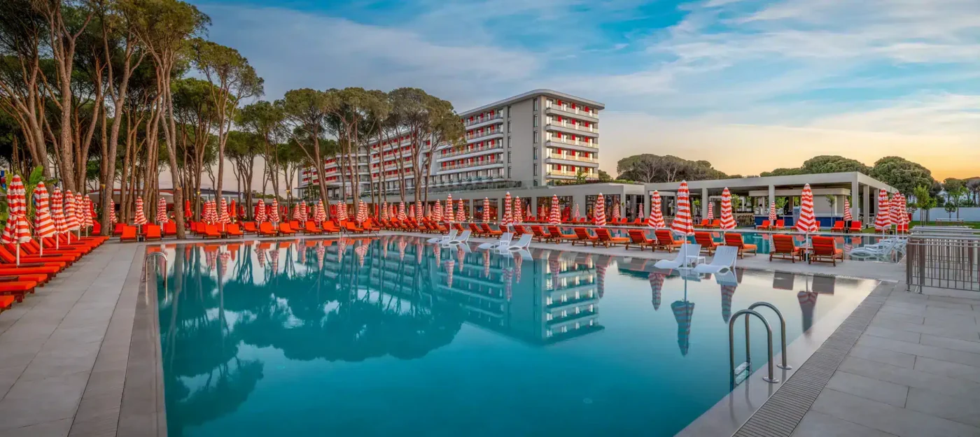 Бассейн и корпус Trendy Perge Resort & Suites