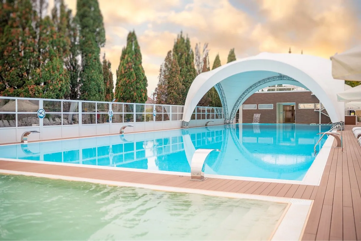 Бассейн у корпусов Bridge Resort