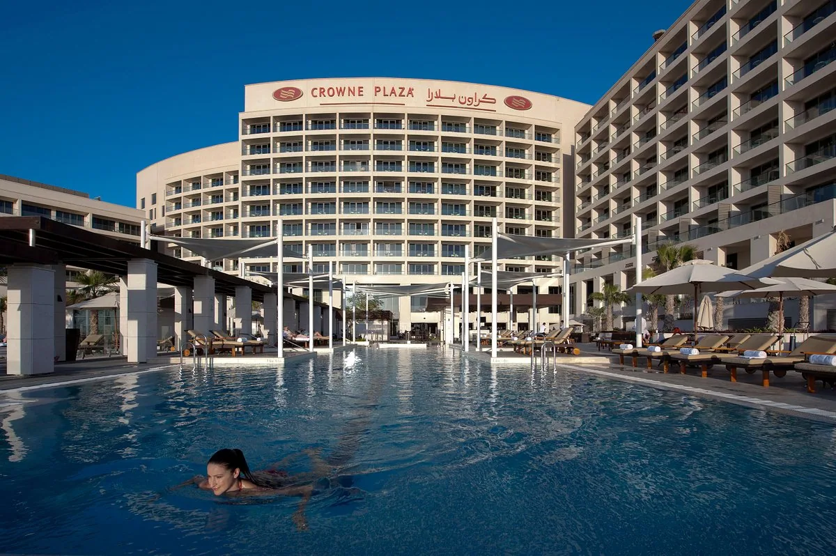 Бассейн Crowne Plaza Yas Island