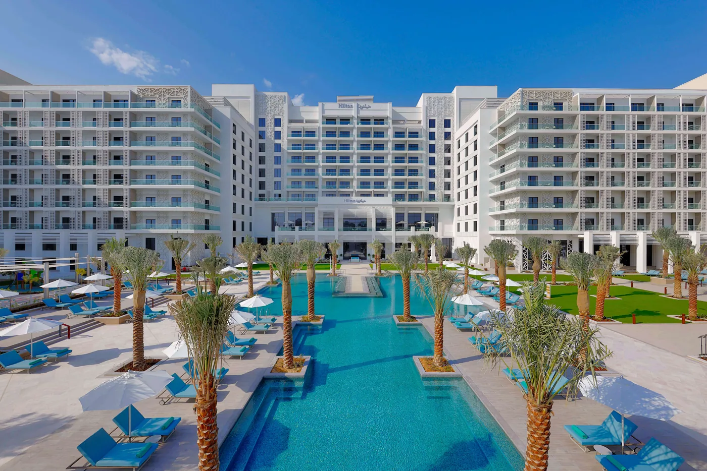 Корпуса и бассейн Hilton Yas Island