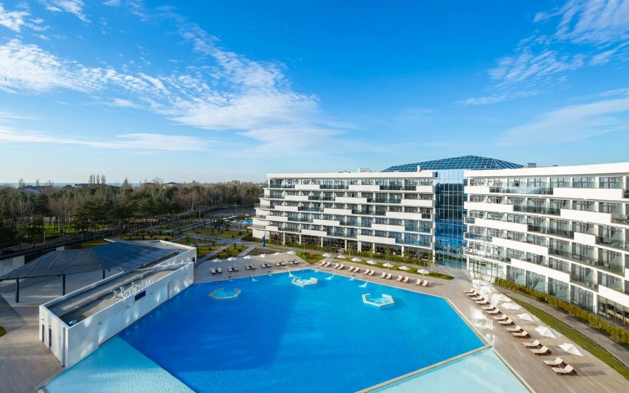 Корпус и открытый бассейн Mövenpick Anapa