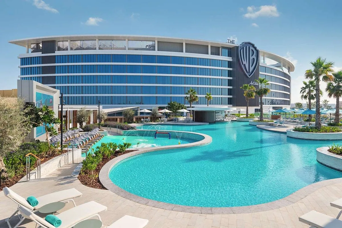 Здание и бассейн The WB Abu Dhabi
