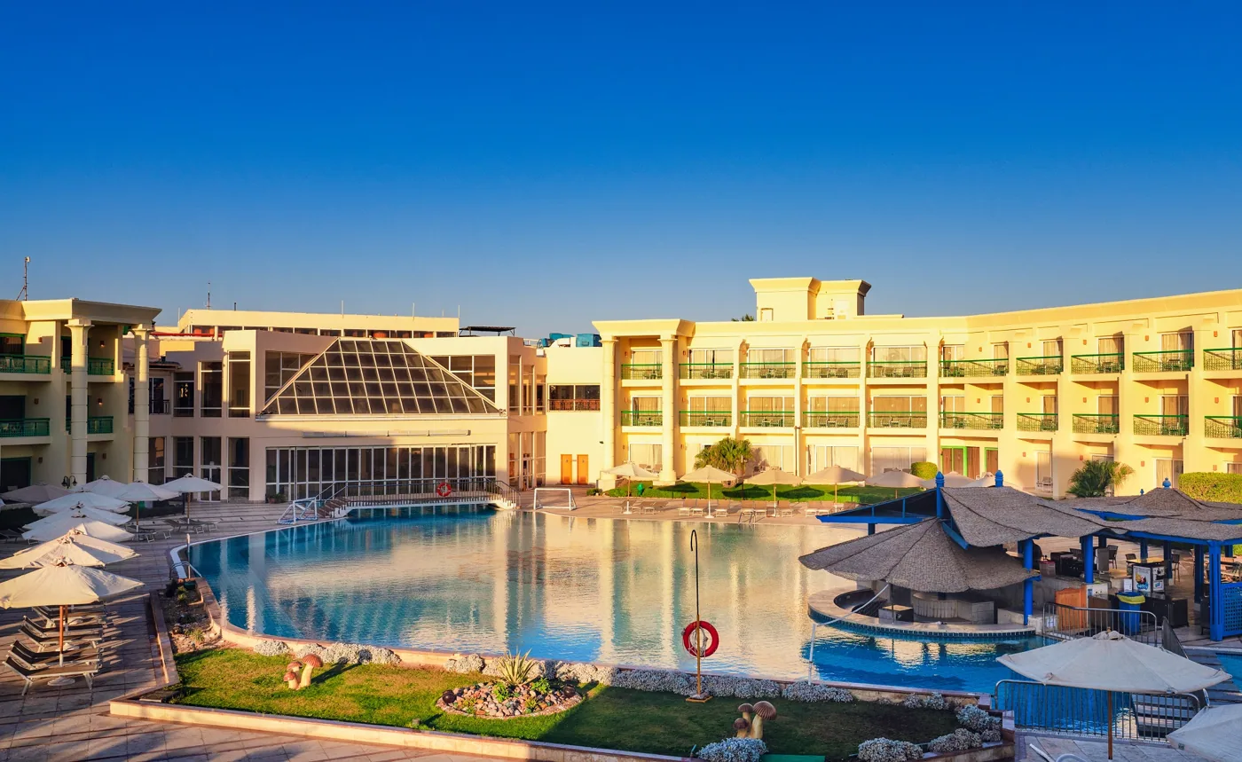 Swiss Inn Resort Hurghada 5★: здание и бассейн