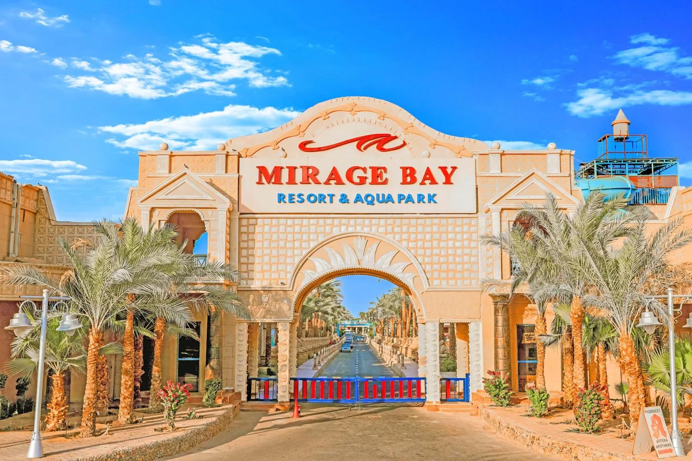 Mirage Bay Resort & Aquapark 4★: вход в отель