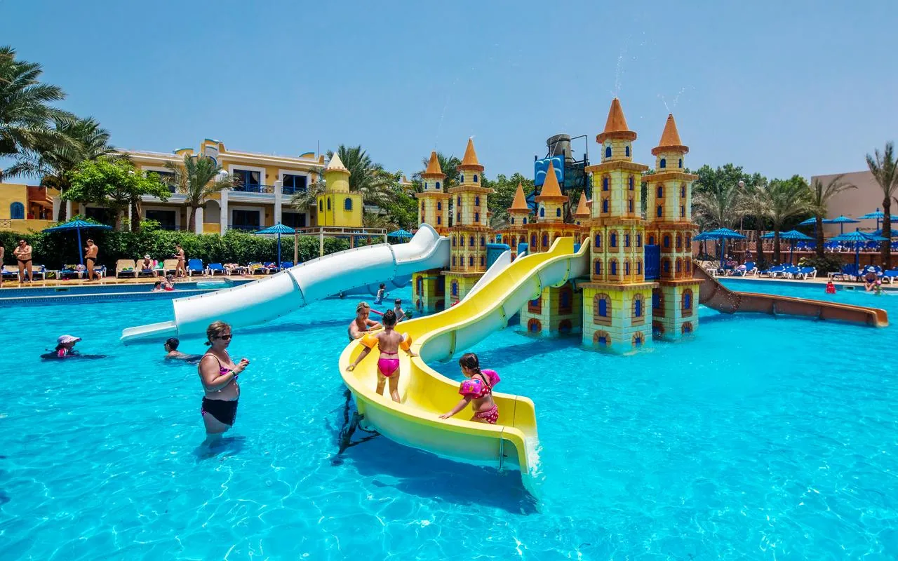 Mirage Bay Resort & Aquapark 4★: водные горки