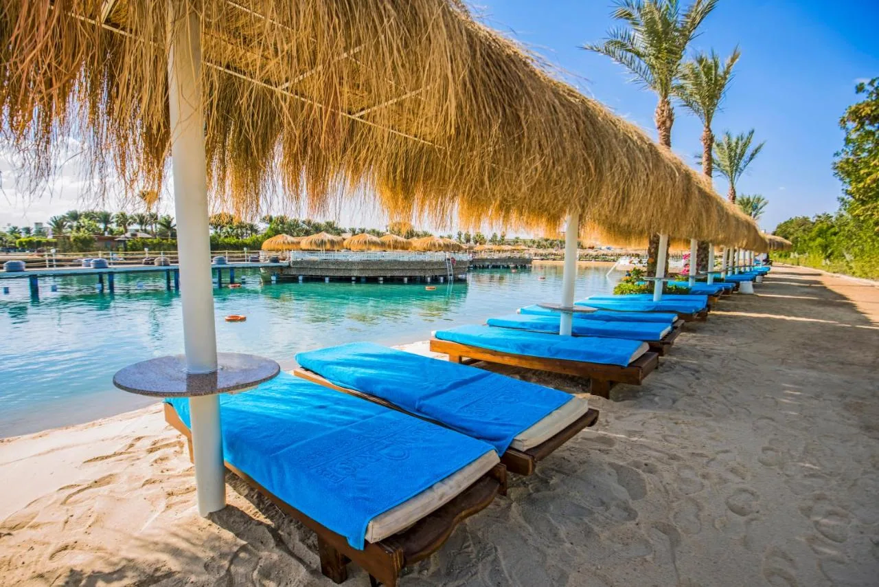 Sunrise Aqua Joy Resort 4★: зона отдыха у бассейна