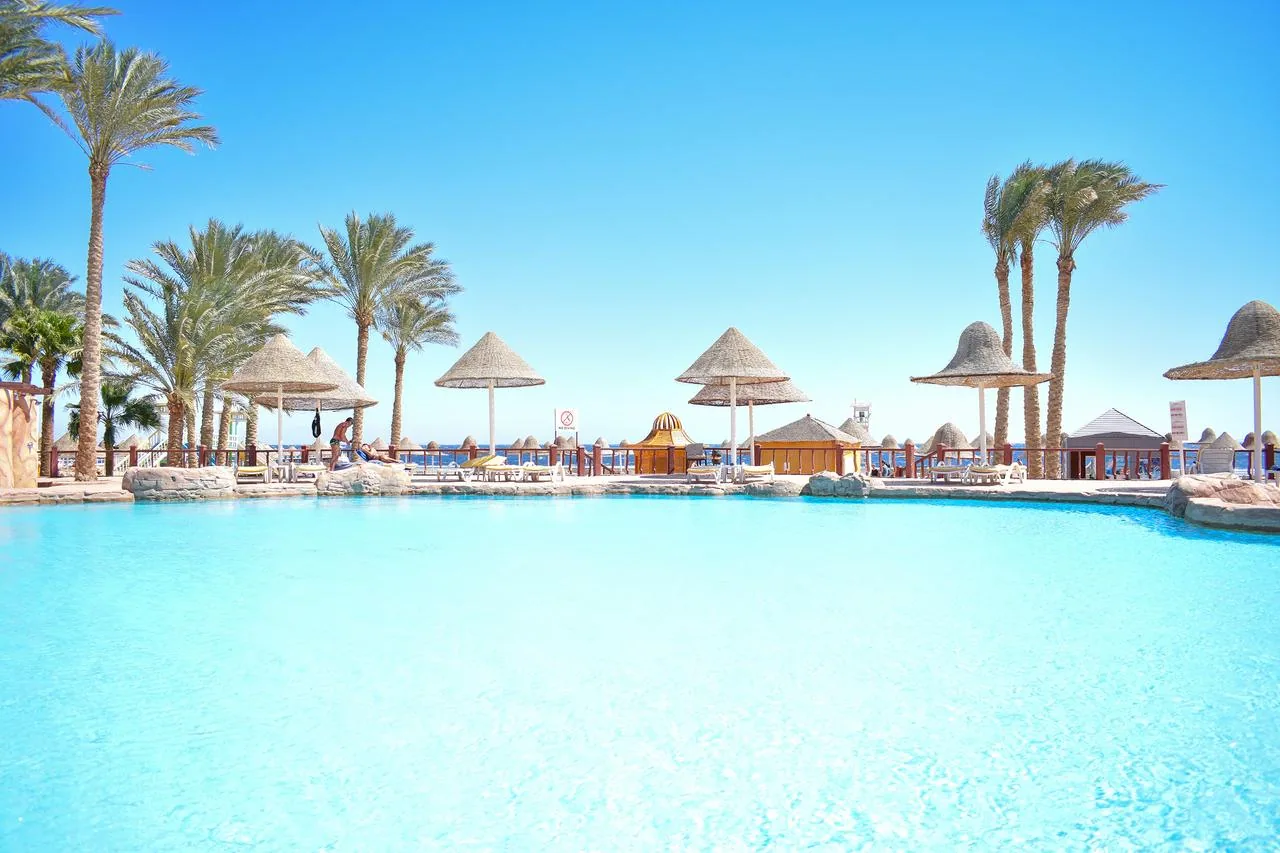 Parrotel Beach Resort 5★: бассейн