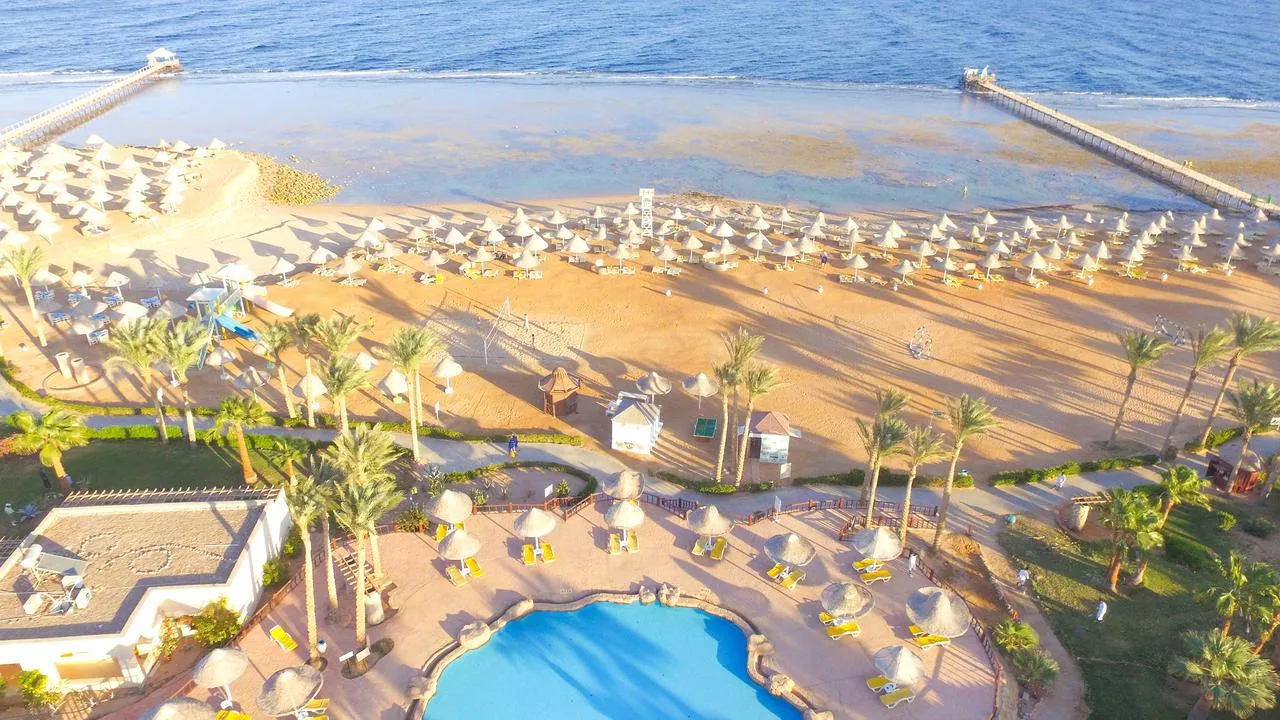 Parrotel Beach Resort 5★: пляж