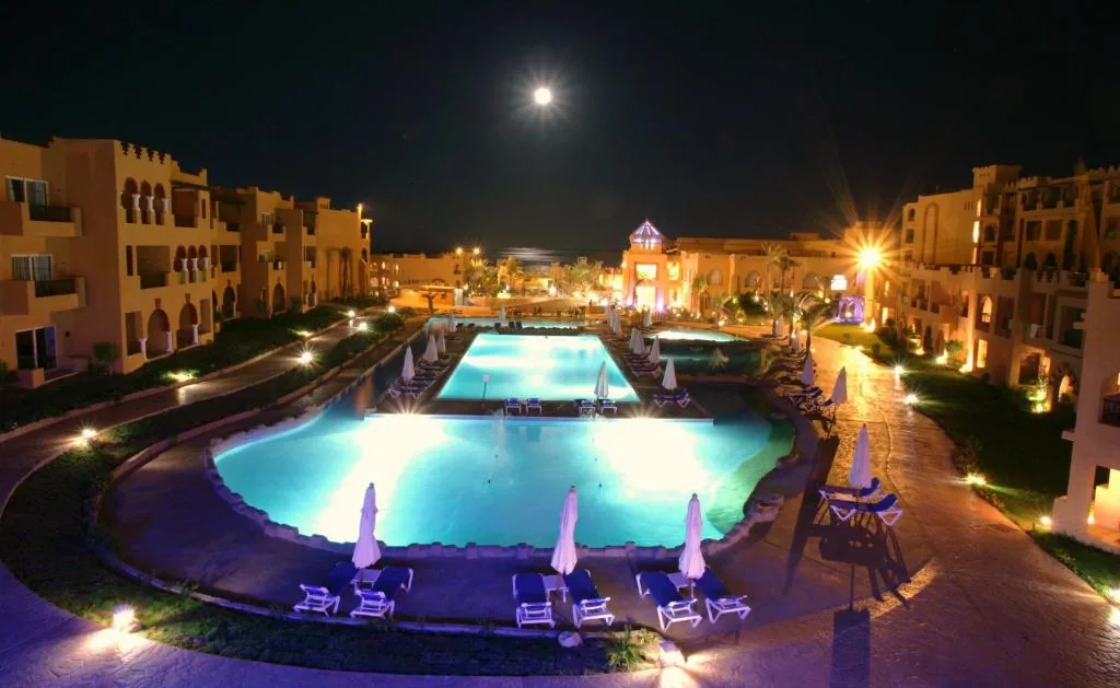 Rehana Royal Beach Resort Aquapark & Spa 5★: бассейн вечером
