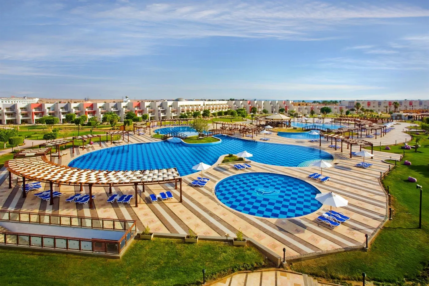 Sunrise Grand Select Crystal Bay Resort 5★: территория и бассейн