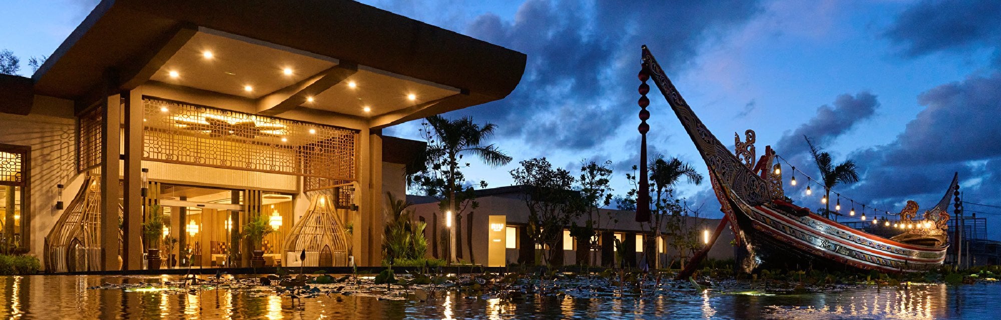 Вечерний вид на здание Riu Palace Phuket